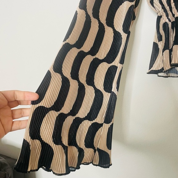 Vernacular Black and Tan Patterned Blouse Size L - Picture 7 of 7